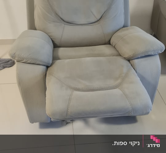כורסה אפורה על רצפת אריחים לבנה